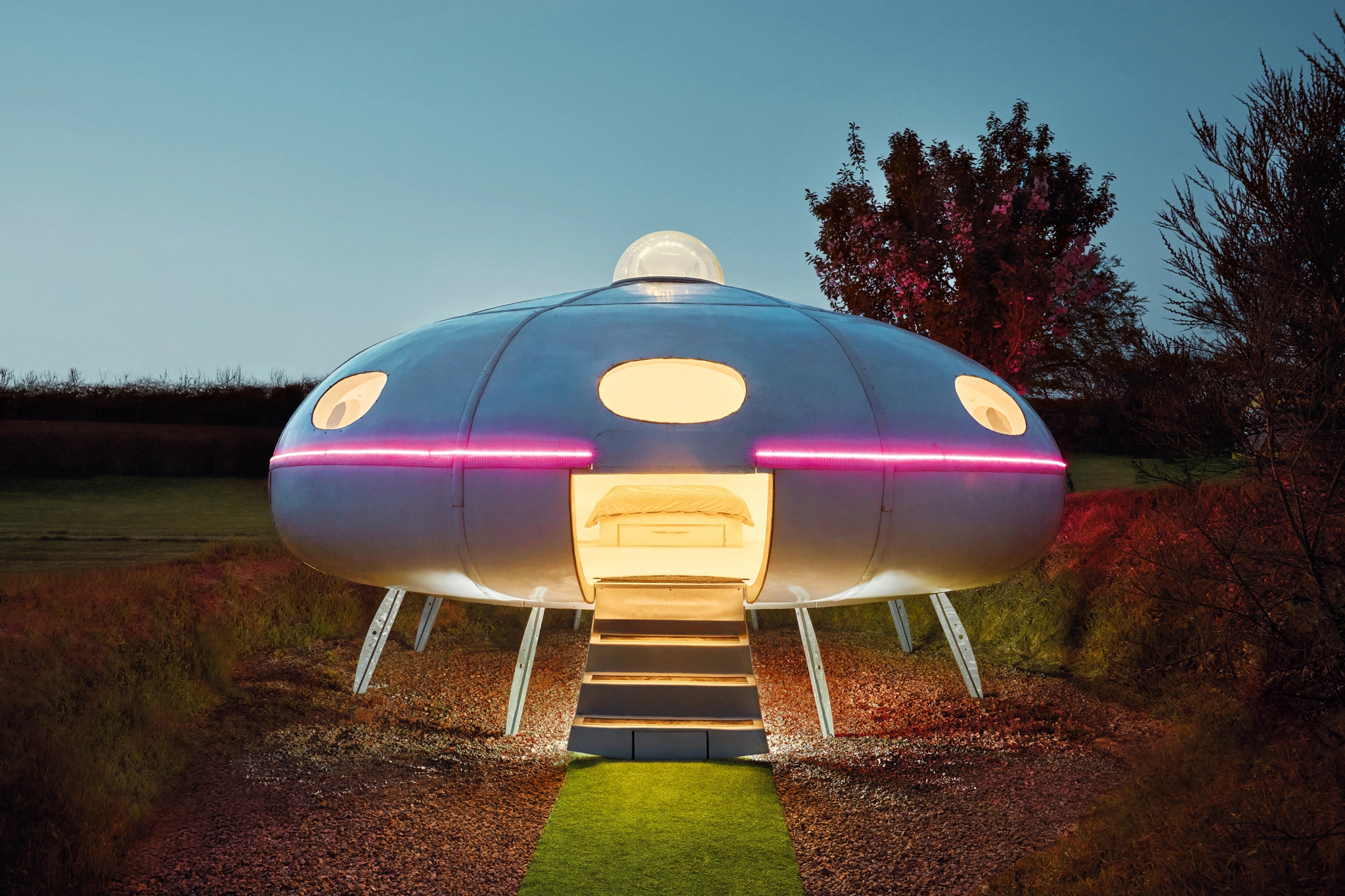 UFO-Futuro-styled-Flying-Saucer-United-Kingdom-1.webp