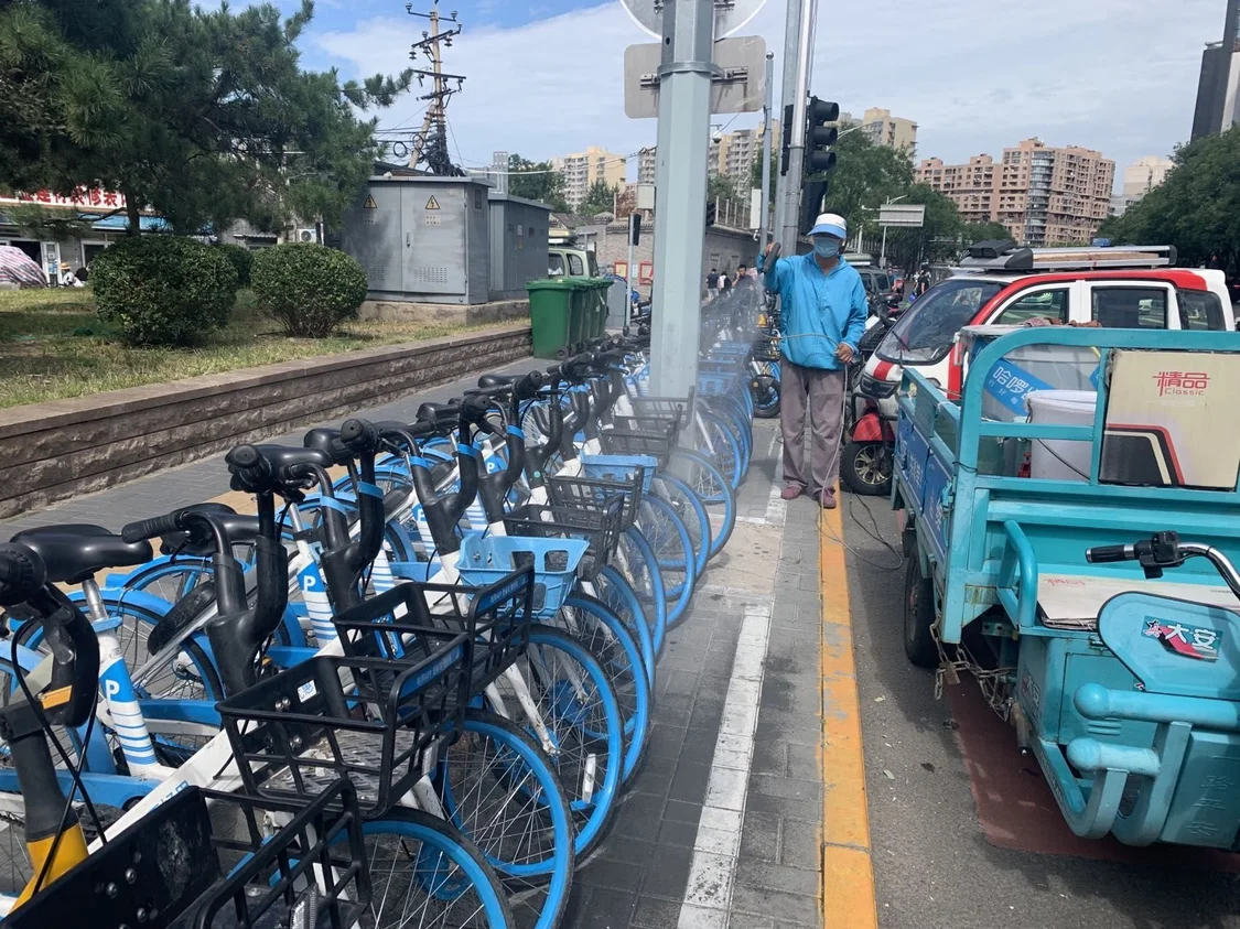 運維人員給共享單車消毒。貝殼財經記者 李夢涵 攝