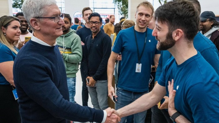 50580-99581-000-lead-Tim-Cook-visits-Apple-Brompton-Road-xl.jpg