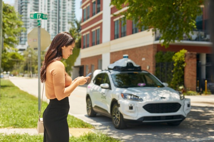 Rider-hailing-a-Ford-Escape-Hybrid-vehicle-with-Argo-self-driving-technology-scaled-1.jpeg