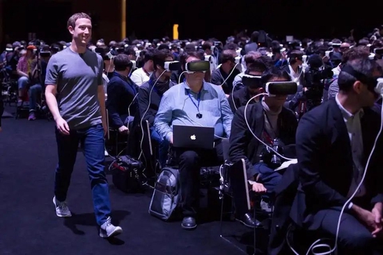 2016年的MWC發佈會上，紮克伯格走過頭戴三星VR頭顯的參會者｜網絡