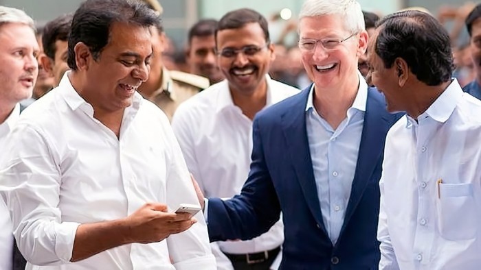 50675-99851-46196-89931-000-lead-Tim-Cook-in-India-xl-xl.jpg