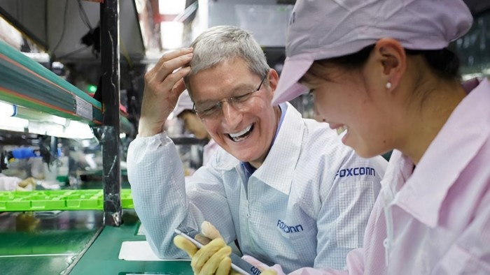 50677-99853-48648-95005-48063-93885-47489-92695-000-lead-Tim-Cook-at-Foxconn-xl-xl-xl-xl.jpg