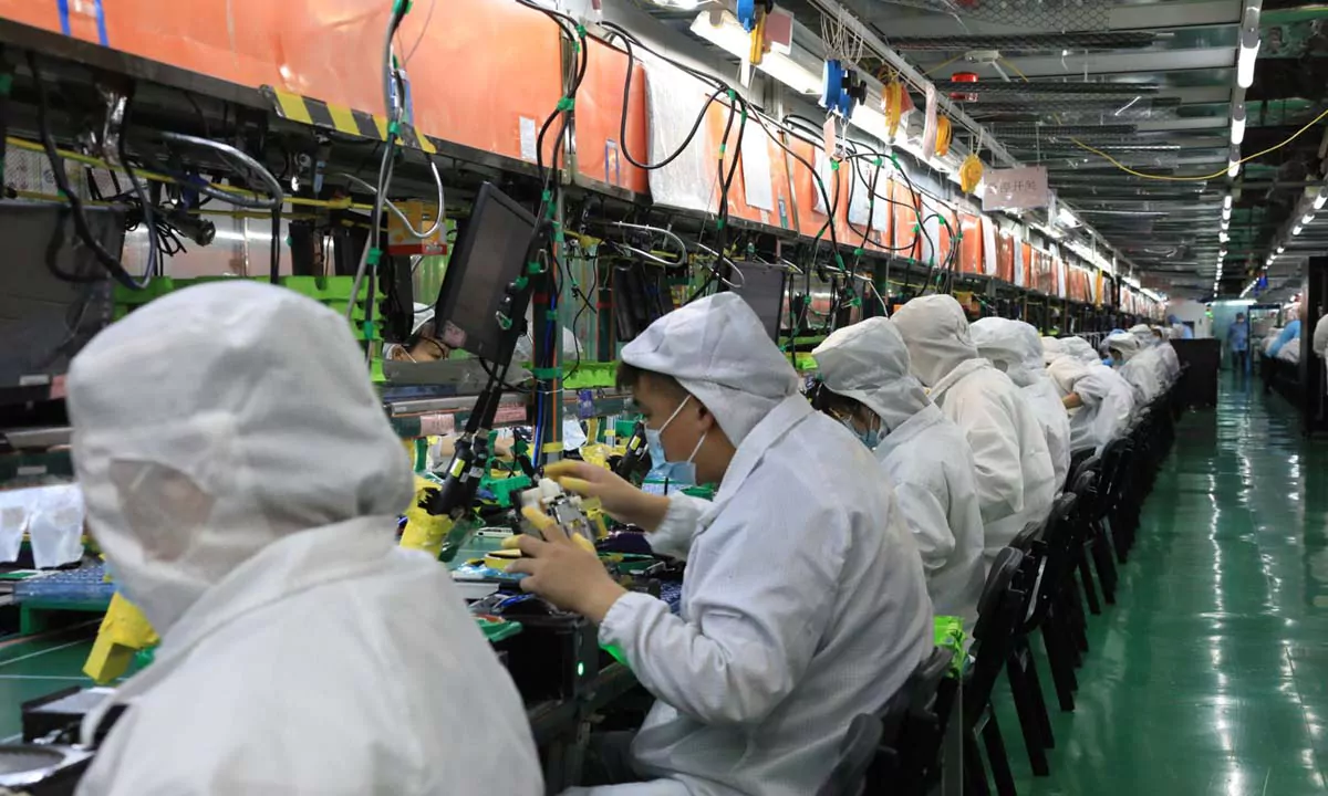 Foxconn-factory-workers.jpg.webp