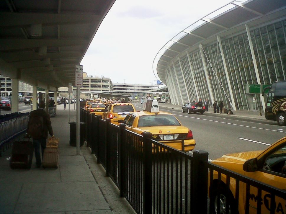 Taxis_at_JFK_airport.JPG