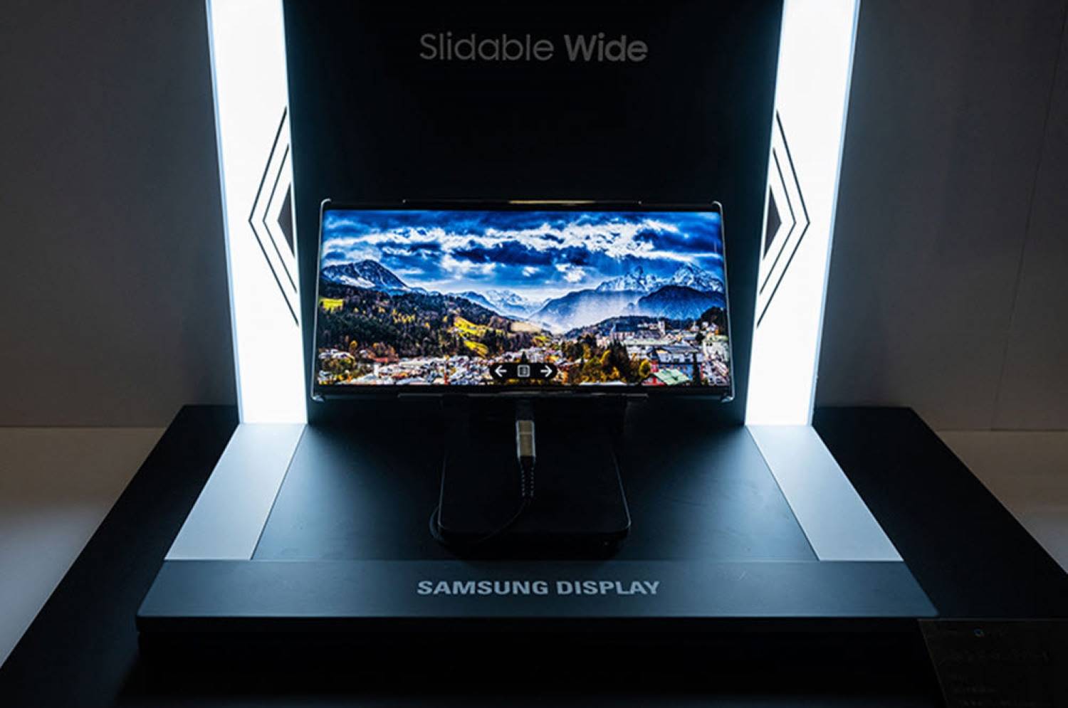 Samsungs-slidable-panel.jpg