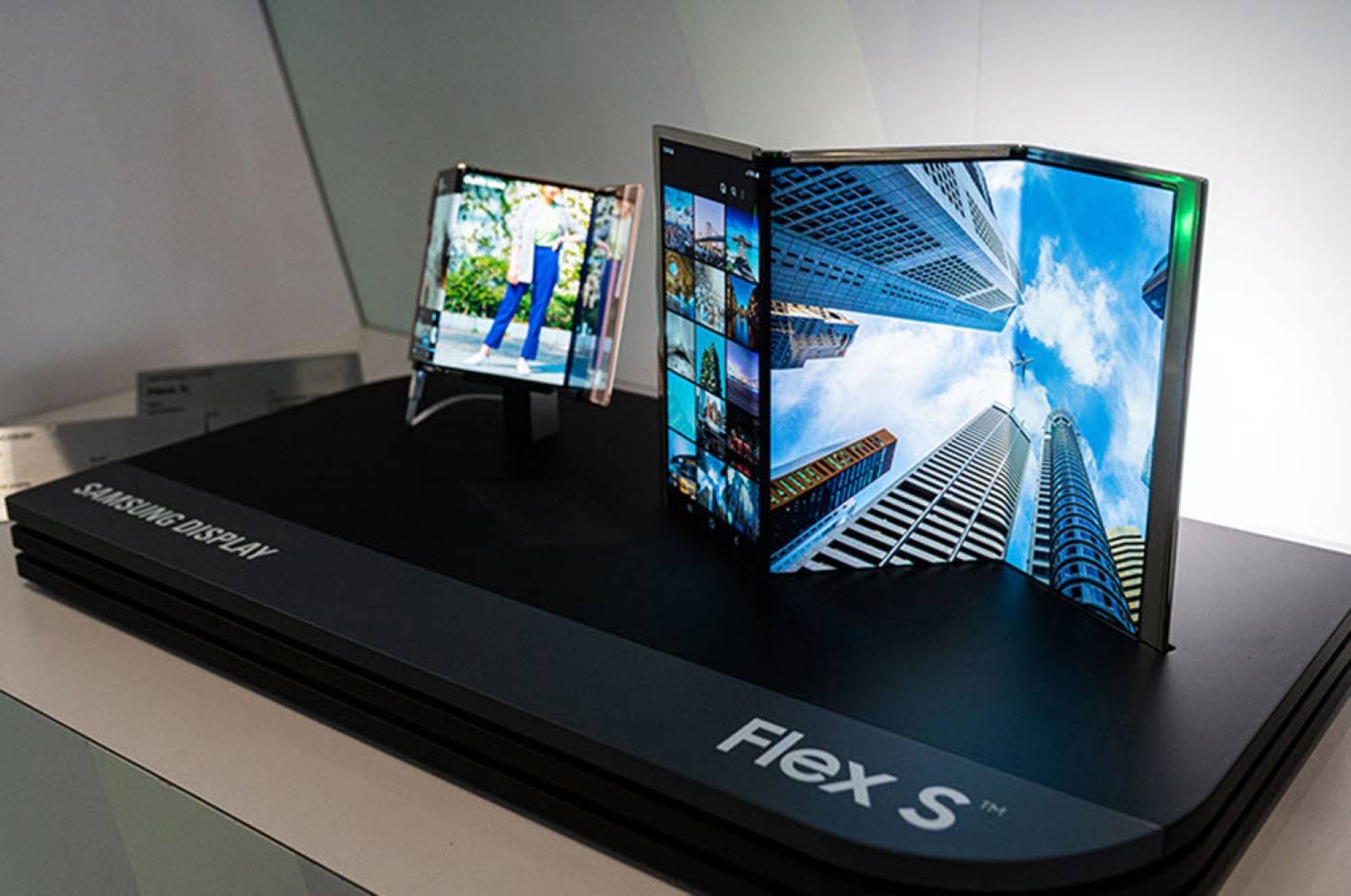 Samsungs-foldable-panel.jpg