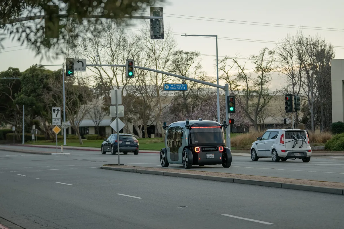 Zoox_making_left_hand_turn_on_open_public_roads_in_Foster_City__California.webp