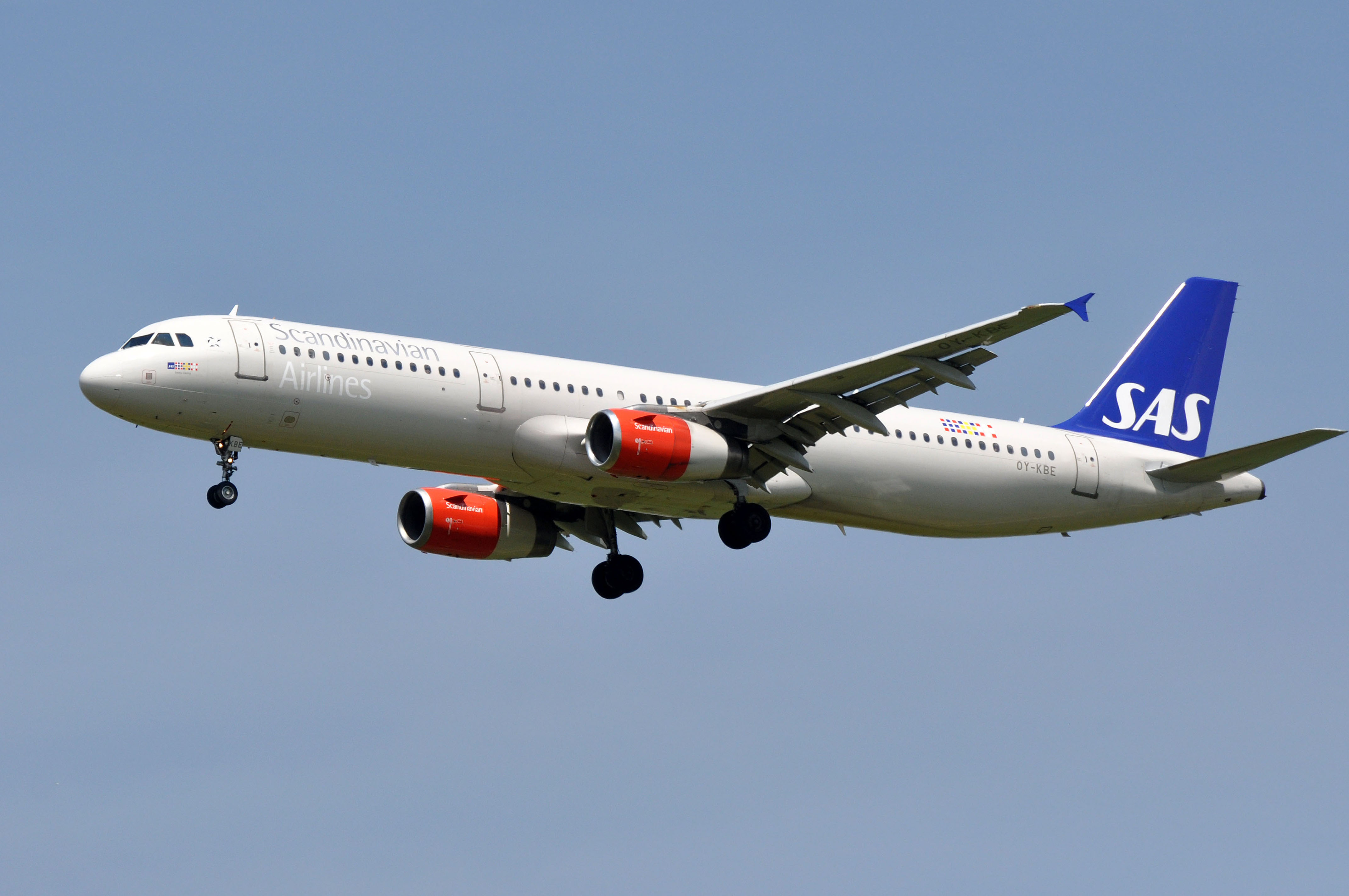 SAS_Scandinavian_Airlines,_Airbus_A321-200,_OY-KBE_-_CDG_(21804813379).jpg