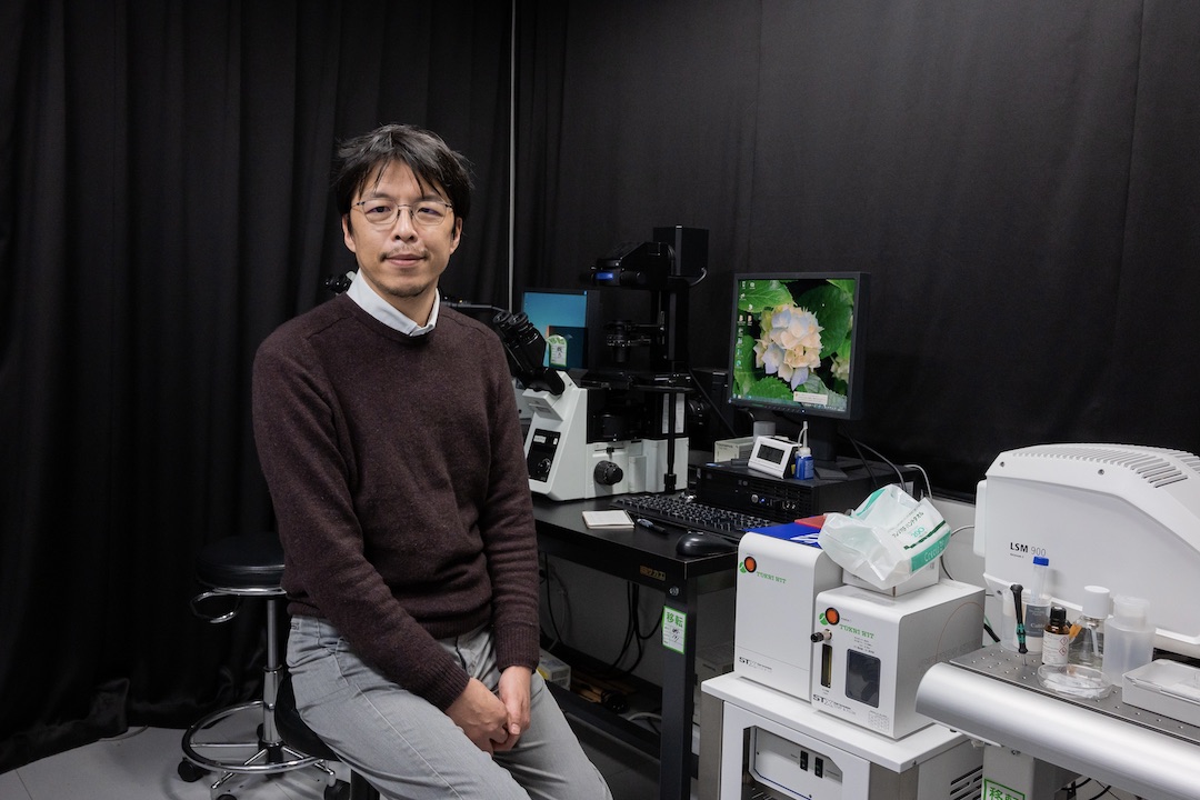 katsuhiko-hayashi-with-microscope.jpg