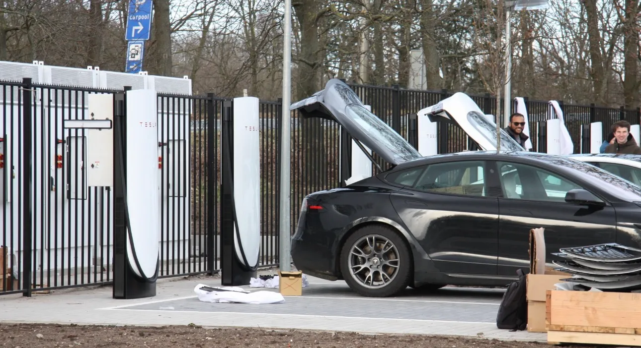 Tesla-Supercharger-V4-first-look.webp