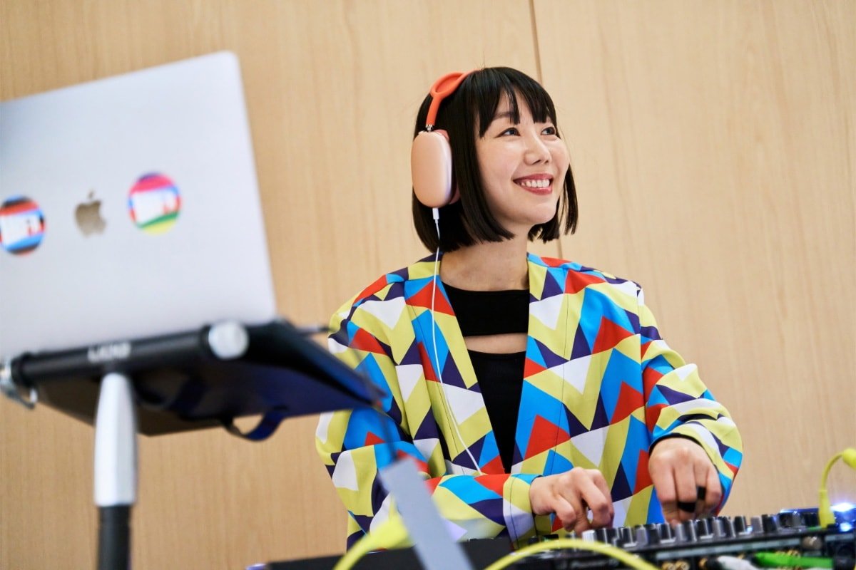 53750-108083-Apple-Gangnam-S-Korea-opening-day-DJ-Vakki-xl.jpg