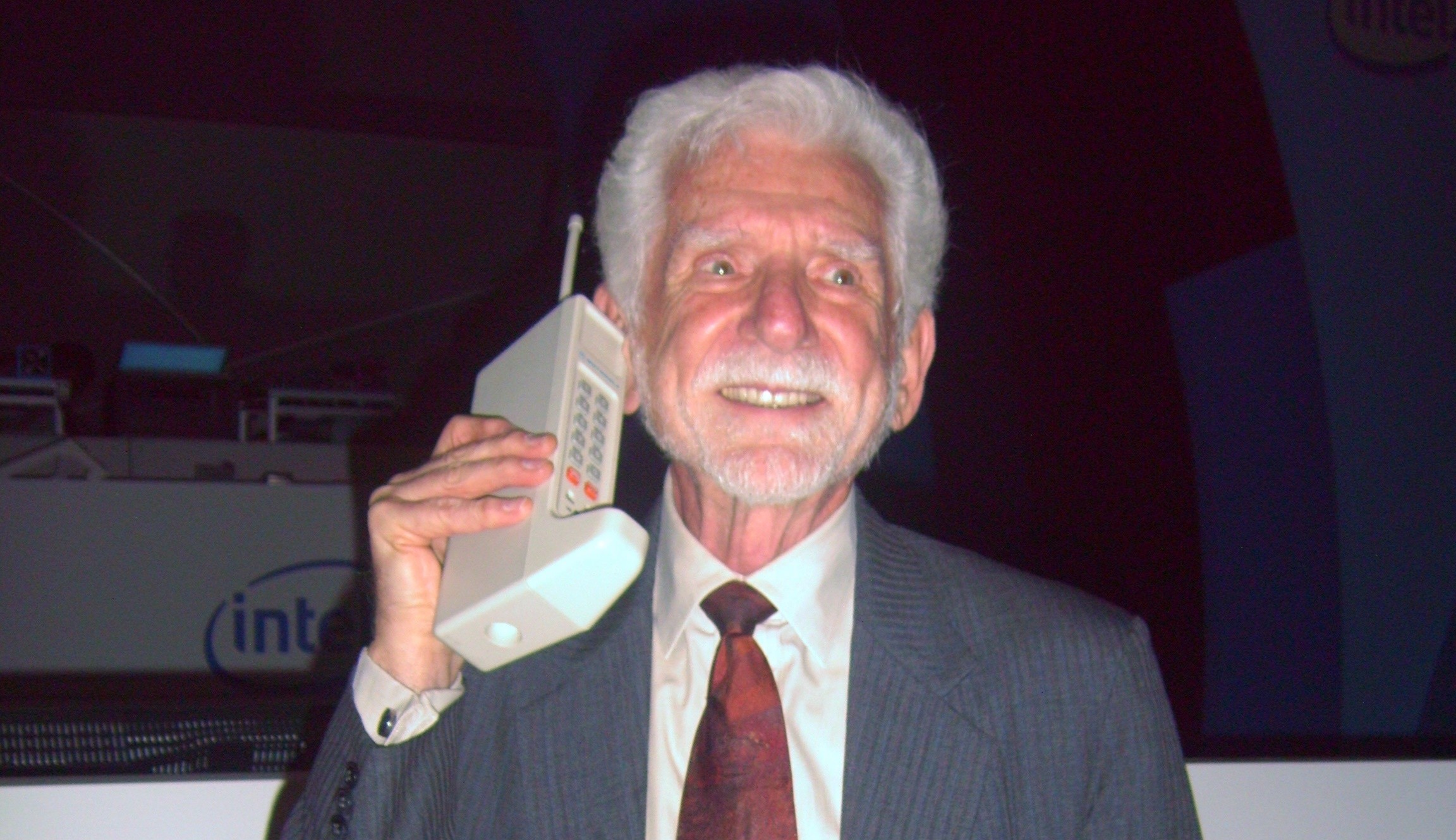 1680525994_martin_cooper_first_cellphone_call.jpg