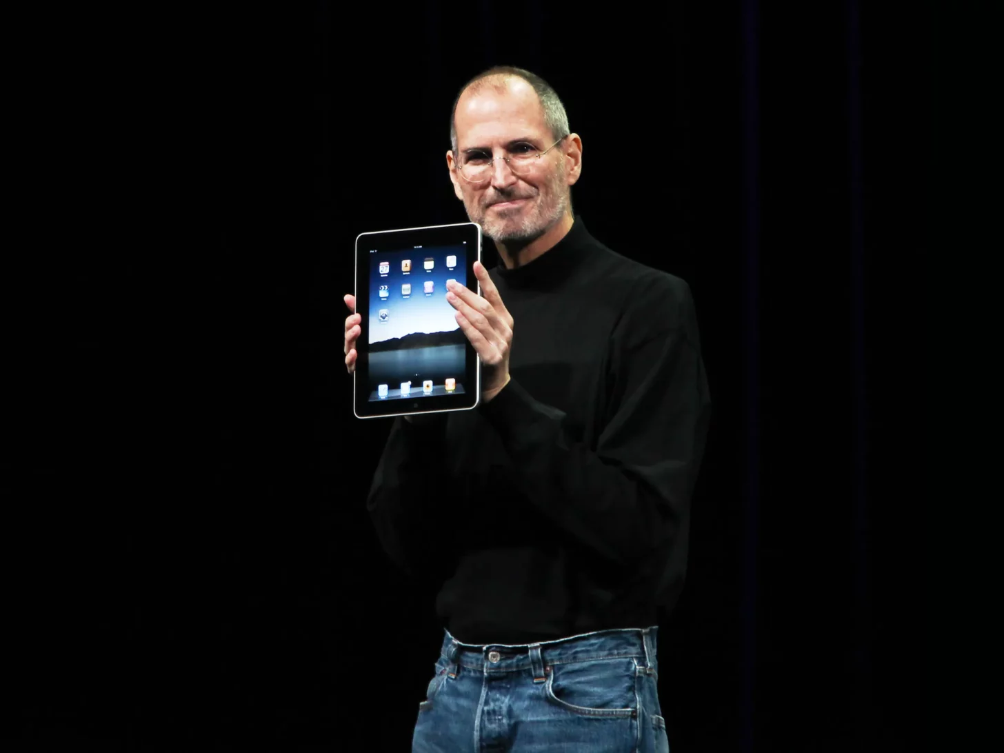 Steve-Jobs-unveils-first-iPad-1456x1092.webp