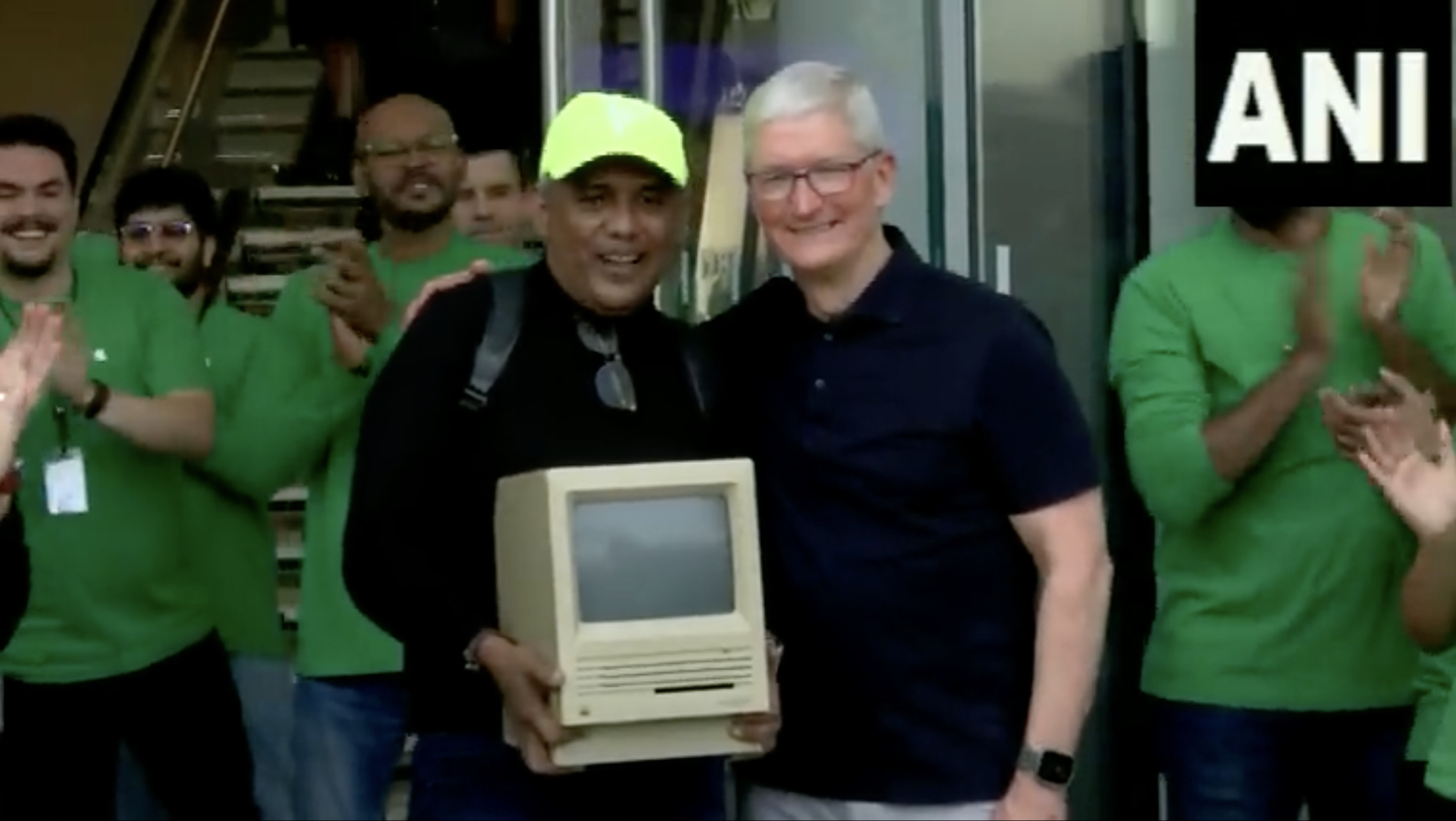 1681909672_fan_surprises_tim_cook_apple_bkc.jpg