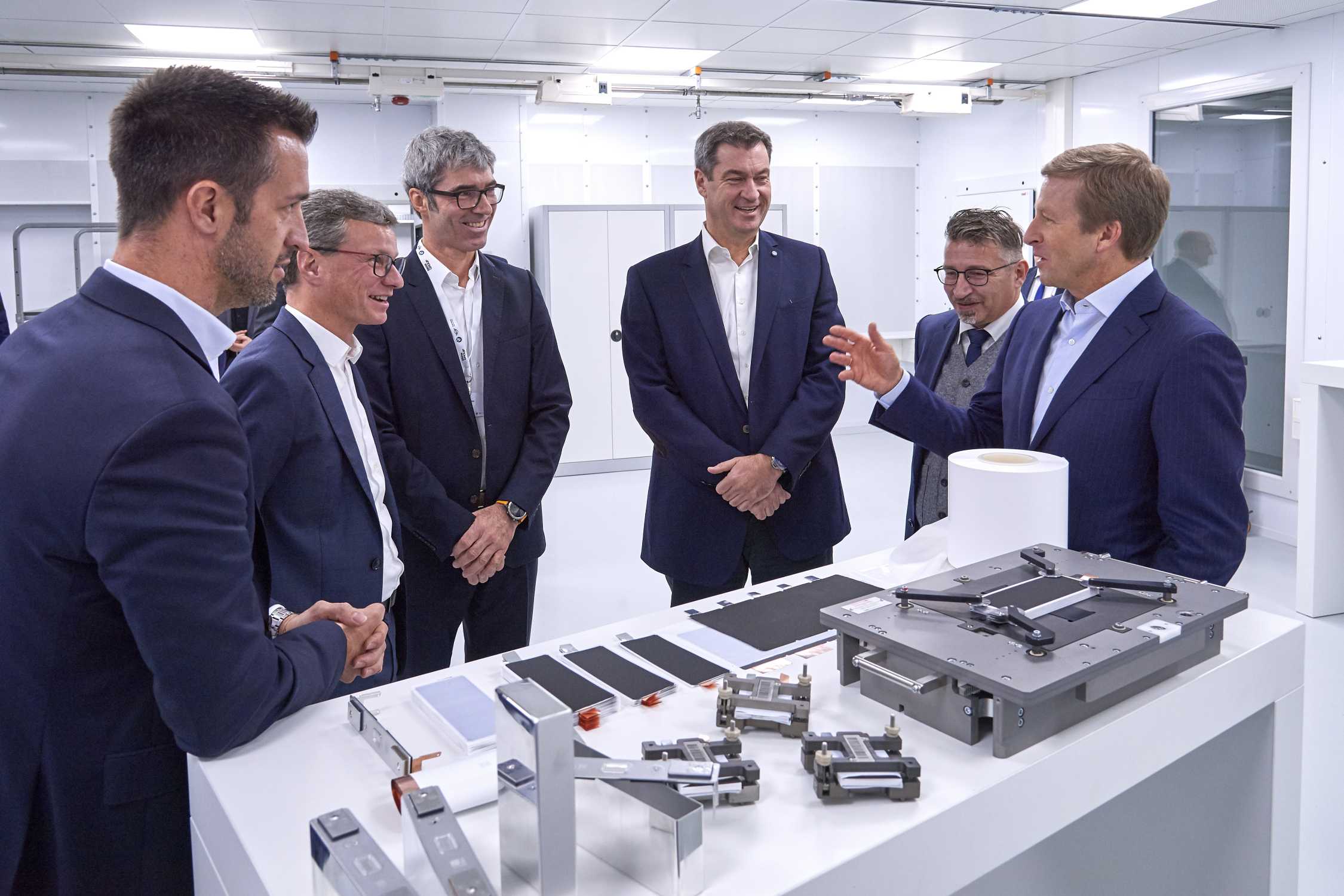 P90376317-visit-of-the-new-bmw-group-battery-cell-competence-center-11-2019-2250px.jpg