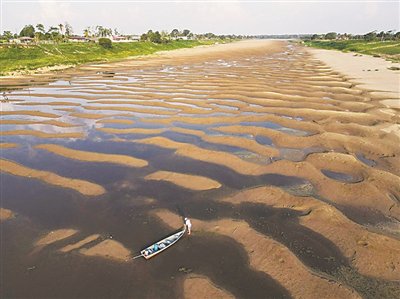 流經亞馬孫雨林的河流正降至有記錄以來最低水平。圖片來源：《自然》網站