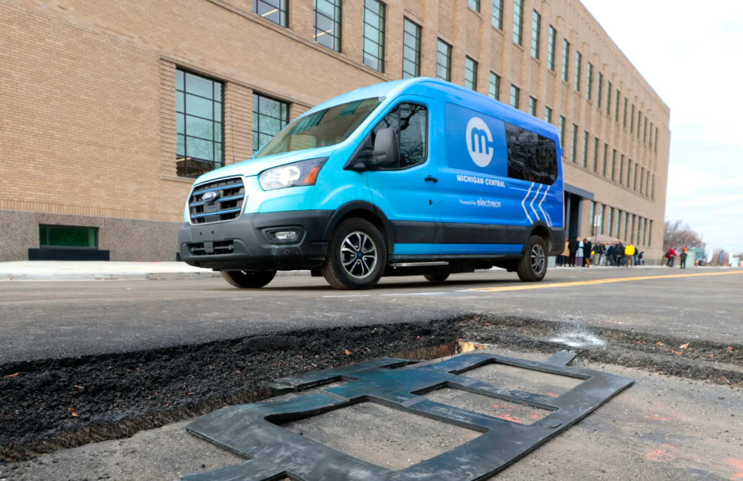 汽車邊跑邊充電！美國首條無線充電公路投入試用