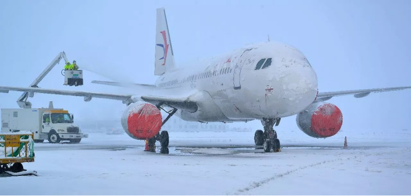 △工作人員正在給飛機除雪