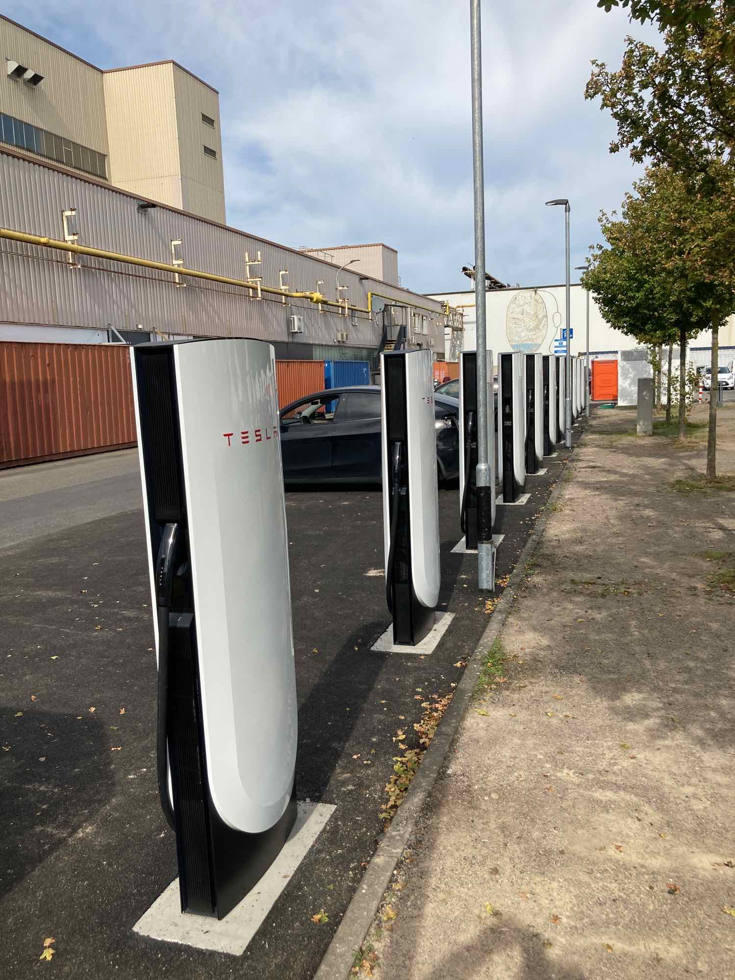 v4-tesla-supercharger-germany.jpg