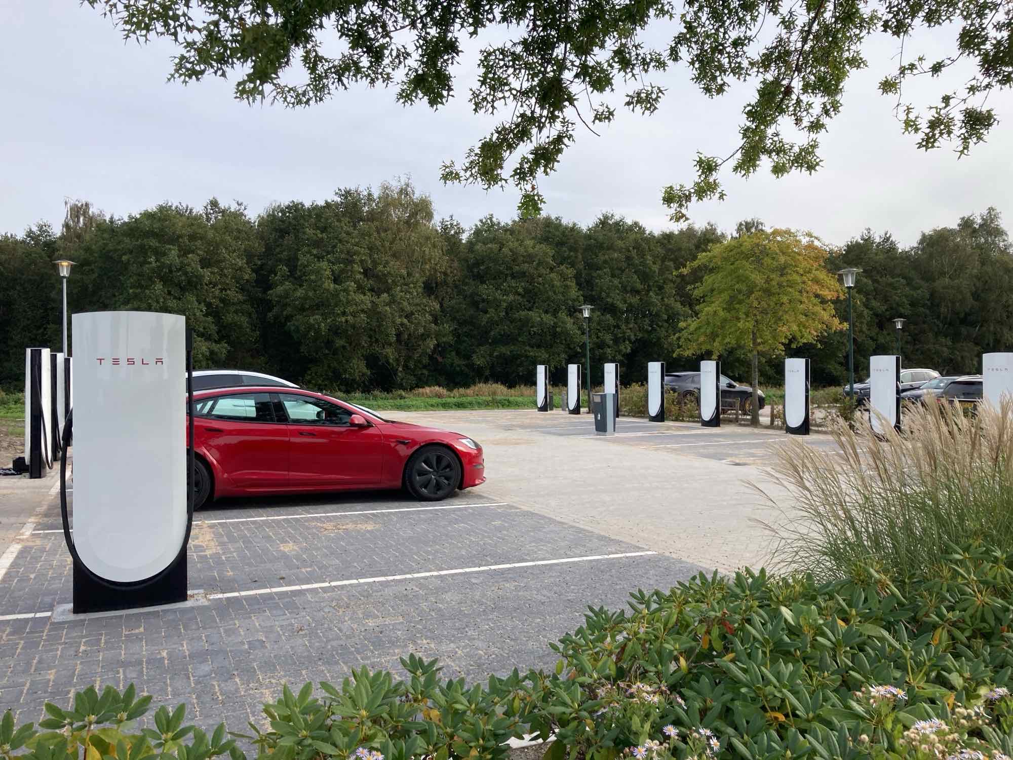 v4-supercharger-tesla-wolvega-netherlands.jpg