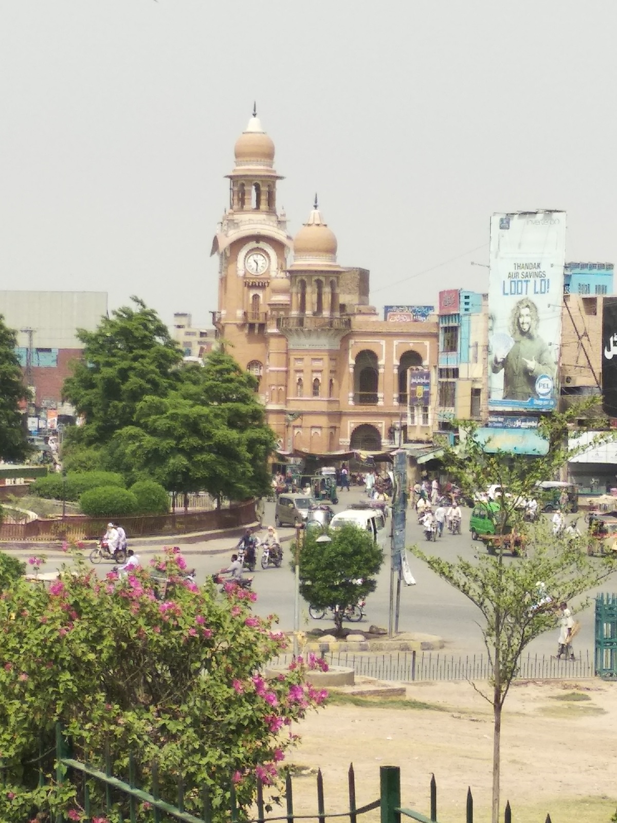 Culture_and_Pakistan_-_Ghanta_Ghar,_Multan.jpg