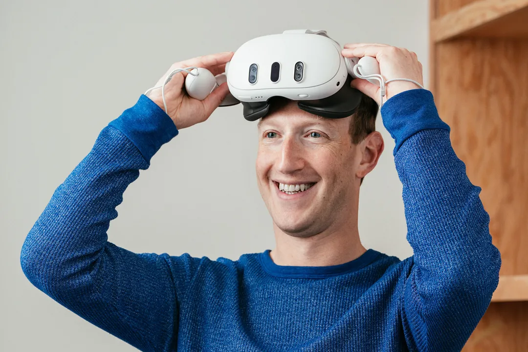 Mark_Zuckerberg_wearing_Quest_3.webp