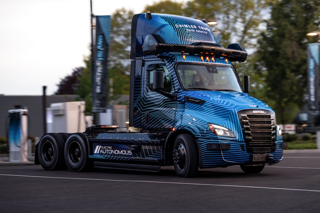 DaimlerTruck_autonomous_Freightliner_eCascadia__1_.jpg